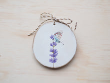 Laden Sie das Bild in den Galerie-Viewer, Holzscheibe mit Lavendel und Schmetterling
