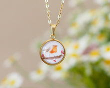 Laden Sie das Bild in den Galerie-Viewer, Kette mit Anhänger "Rotkehlchen", Edelstahlfassung, gold- oder silberfarben
