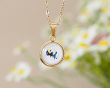 Laden Sie das Bild in den Galerie-Viewer, Kette mit Anhänger "Pummelige Hummel", Edelstahlfassung, gold- oder silberfarben
