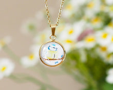 Laden Sie das Bild in den Galerie-Viewer, Kette mit Anhänger "Kleine Blaumeise", Edelstahlfassung, gold- oder silberfarben

