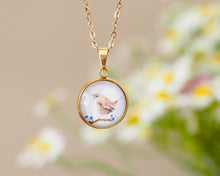 Laden Sie das Bild in den Galerie-Viewer, Kette mit Anhänger "Winziger Zaunkönig", Edelstahlfassung, gold- oder silberfarben
