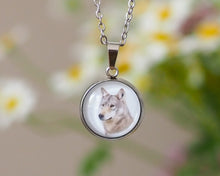 Laden Sie das Bild in den Galerie-Viewer, Kette mit Anhänger "Schöner Wolf", Edelstahlfassung, gold- oder silberfarben
