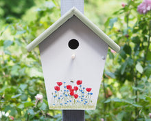 Laden Sie das Bild in den Galerie-Viewer, Vogelhaus/Nistkasten mit Mohnwiese - robust und wetterfest
