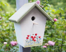 Laden Sie das Bild in den Galerie-Viewer, Vogelhaus/Nistkasten mit Mohnwiese - robust und wetterfest
