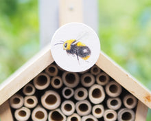 Laden Sie das Bild in den Galerie-Viewer, Bienenhotel / Insektenhaus mit handgemalter Hummel
