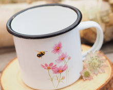 Laden Sie das Bild in den Galerie-Viewer, Emailletasse  &quot;Cosmea mit Hummel&quot;
