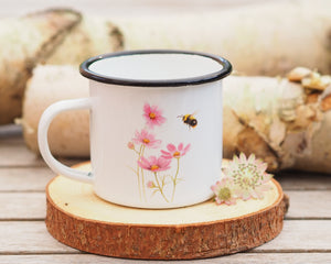 Emailletasse  "Cosmea mit Hummel"