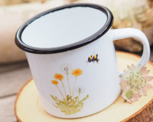 Emailletasse "Löwenzahn mit Hummel"