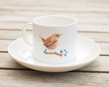 Laden Sie das Bild in den Galerie-Viewer, Espressotasse Tasse mug aus feiner Keramik &quot;Zaunkönig mit Beeren&quot;
