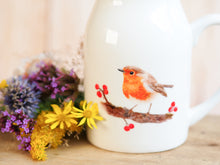 Laden Sie das Bild in den Galerie-Viewer, Milchkännchen/Vase &quot;Puscheliges Rotkehlchen&quot;
