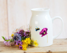 Laden Sie das Bild in den Galerie-Viewer, Milchkännchen/Vase &quot;Purpurmohn und Hummel&quot;
