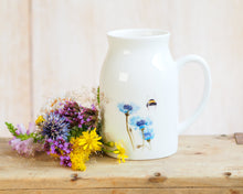 Laden Sie das Bild in den Galerie-Viewer, Milchkännchen/Vase &quot;Kornblume und Hummelpopo&quot;
