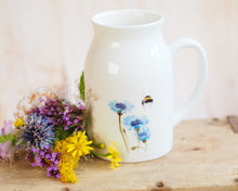 Laden Sie das Bild in den Galerie-Viewer, Milchkännchen/Vase &quot;Kornblume und Hummelpopo&quot;
