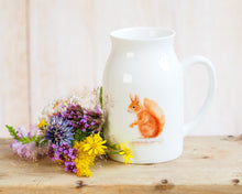 Laden Sie das Bild in den Galerie-Viewer, Milchkännchen/Vase &quot;Eichhörnchen im Schnee&quot;
