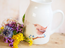 Laden Sie das Bild in den Galerie-Viewer, Milchkännchen/Vase &quot;Zaunkönig mit blauen Beeren&quot;
