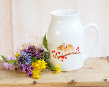 Laden Sie das Bild in den Galerie-Viewer, Milchkännchen/Vase &quot;Waldmaus und Beerenzweig&quot;
