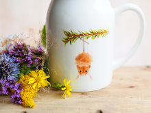 Laden Sie das Bild in den Galerie-Viewer, Milchkännchen/Vase &quot;Freche Weihnachtsmaus&quot;
