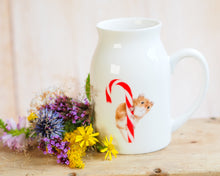 Laden Sie das Bild in den Galerie-Viewer, Milchkännchen/Vase &quot;Kleine Maus mit Zuckerstange&quot;

