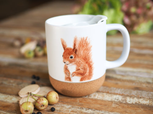 Keramiktasse mit abnehmbarem Korkboden und Deckel, liebevoll bedruckt mit Naturmotiv Eichhörnchen
