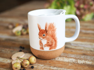 Keramiktasse mit abnehmbarem Korkboden und Deckel, liebevoll bedruckt mit Naturmotiv Eichhörnchen
