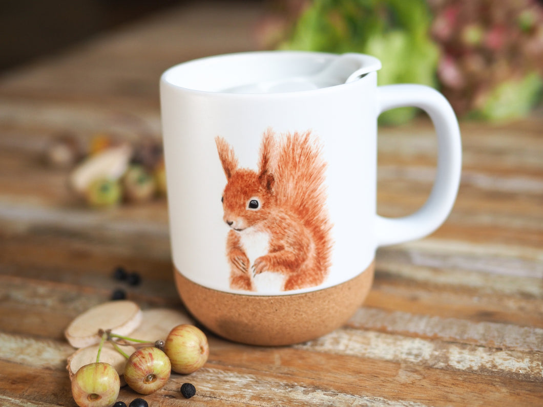 Keramiktasse mit abnehmbarem Korkboden und Deckel, liebevoll bedruckt mit Naturmotiv Eichhörnchen