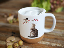 Laden Sie das Bild in den Galerie-Viewer, Keramiktasse mit abnehmbarem Korkboden und Deckel, liebevoll bedruckt mit Naturmotiv Katze
