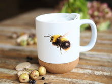 Laden Sie das Bild in den Galerie-Viewer, Große Tasse mit Korkboden &quot;Flauschige Wildbiene&quot;
