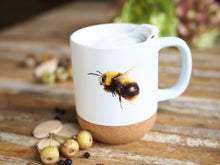 Laden Sie das Bild in den Galerie-Viewer, Große Tasse mit Korkboden &quot;Flauschige Wildbiene&quot;
