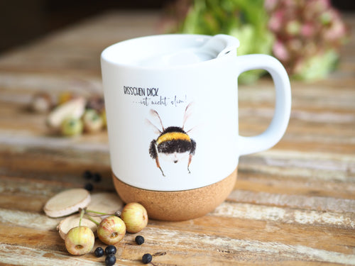 Keramiktasse mit abnehmbarem Korkboden und Deckel, liebevoll bedruckt mit Naturmotiv Hummel