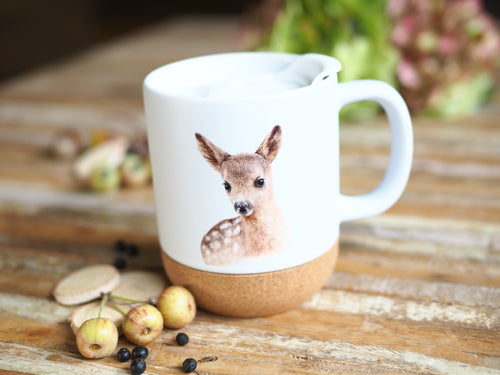 Keramiktasse mit abnehmbarem Korkboden und Deckel, liebevoll bedruckt mit Naturmotiv Reh