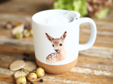 Laden Sie das Bild in den Galerie-Viewer, Große Tasse mit Korkboden &quot;Niedliches Rehkitz&quot;
