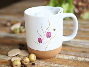 Große Tasse mit Korkboden "Schachbrettblume mit Biene"