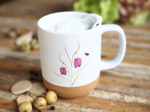 Große Tasse mit Korkboden "Schachbrettblume mit Biene"