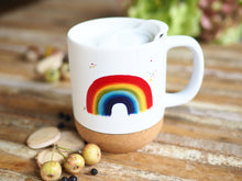 Laden Sie das Bild in den Galerie-Viewer, Große Tasse mit Korkboden &quot;Leuchtender Regenbogen&quot;
