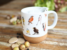 Laden Sie das Bild in den Galerie-Viewer, Große Tasse mit Korkboden &quot;Liebste Gartenvögel&quot;
