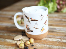 Laden Sie das Bild in den Galerie-Viewer, Große Tasse mit Korkboden &quot;Liebste Gartenvögel&quot;
