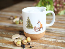 Laden Sie das Bild in den Galerie-Viewer, Große Tasse mit Korkboden &quot;Fuchs und Hase&quot;

