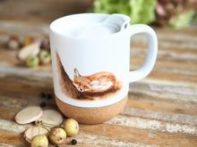 Laden Sie das Bild in den Galerie-Viewer, Große Tasse mit Korkboden &quot;Schlafender Fuchs&quot;

