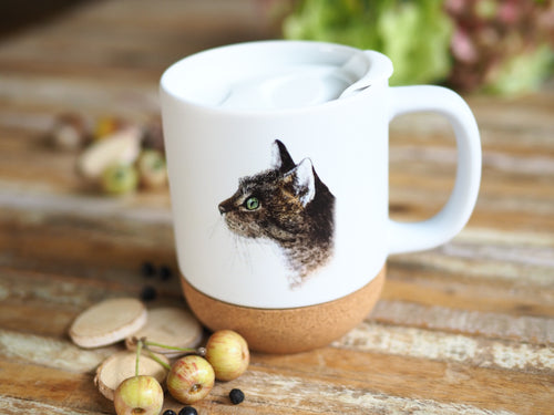 Keramiktasse mit abnehmbarem Korkboden und Deckel, liebevoll bedruckt mit Naturmotiv Katze