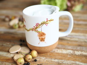 Große Tasse mit Korkboden "Klettermäuschen und Beeren"