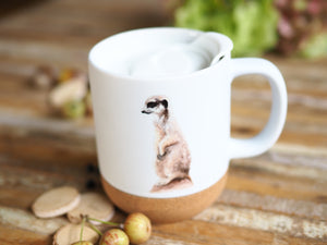 Keramiktasse mit abnehmbarem Korkboden und Deckel, liebevoll bedruckt mit Erdmännchen