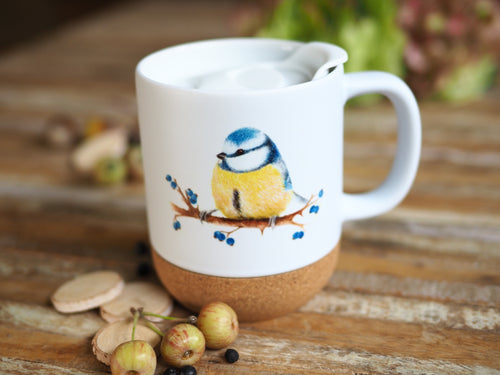 Keramiktasse mit abnehmbarem Korkboden und Deckel, liebevoll bedruckt mit Naturmotiv Blaumeise