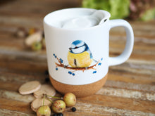 Laden Sie das Bild in den Galerie-Viewer, Große Tasse mit Korkboden &quot;Blaumeise und Beeren&quot;
