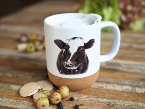 Keramiktasse mit abnehmbarem Korkboden und Deckel, liebevoll bedruckt mit Kuh
