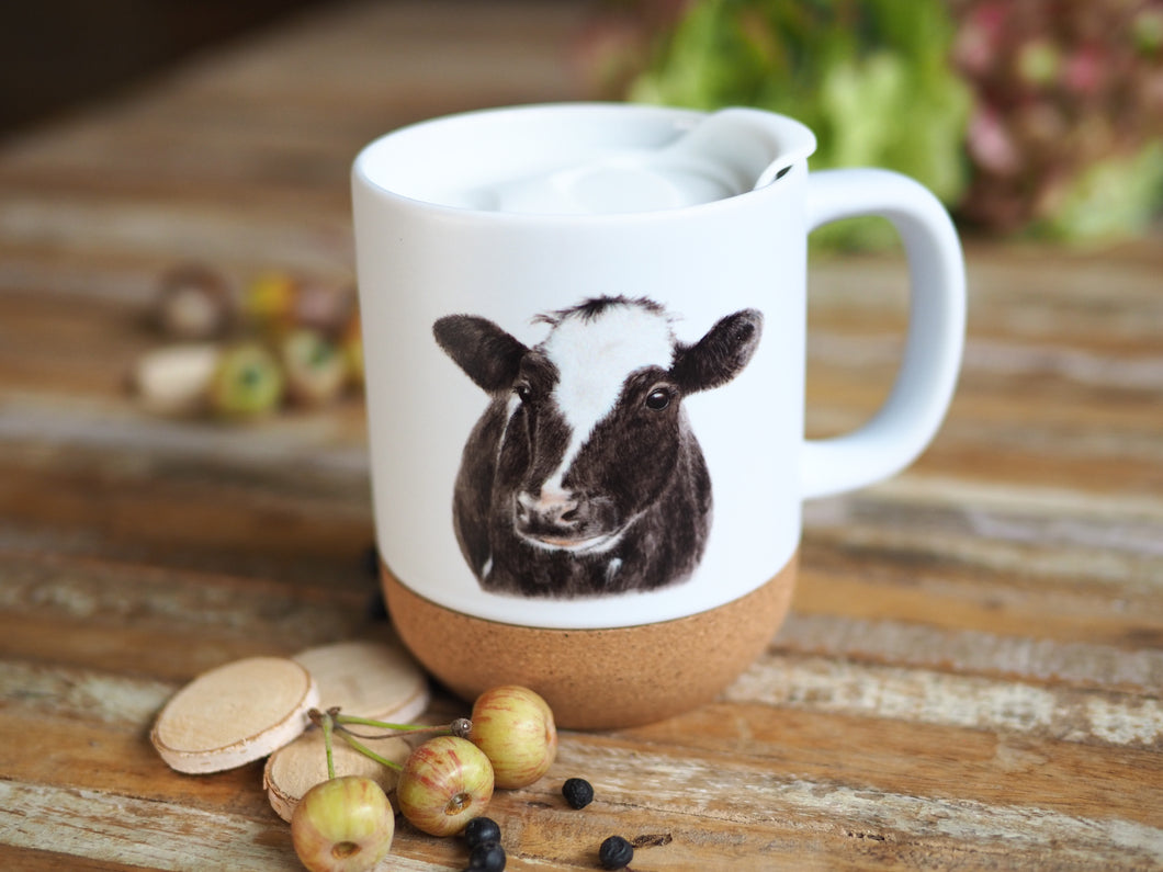 Keramiktasse mit abnehmbarem Korkboden und Deckel, liebevoll bedruckt mit Kuh