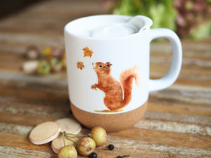 Große Tasse mit Korkboden "Eichhörnchen mit Laub"