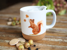 Laden Sie das Bild in den Galerie-Viewer, Große Tasse mit Korkboden &quot;Eichhörnchen mit Laub&quot;
