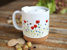 Laden Sie das Bild in den Galerie-Viewer, Keramiktasse mit abnehmbarem Korkboden und Deckel, liebevoll bedruckt mit Naturmotiv
