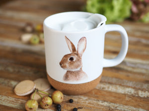 Keramiktasse mit abnehmbarem Korkboden und Deckel, liebevoll bedruckt mit Kaninchen
