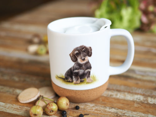 Keramiktasse mit abnehmbarem Korkboden und Deckel, liebevoll bedruckt mit Naturmotiv Dackel